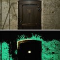 Fotografie z kasemat Špilberku při světle žárovky a po jejím vypnutí, kdy se objeví setrvalá luminiscence historického nátěru