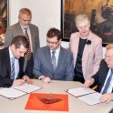 Slavnostní podpis smlouvy mezi MFF UK a MSE, Clausthal. Zleva: M.Sc. V.-D. Neubert, doc. B. Smola, prod. M. Vlach, doc. I. Stulíková, prof. V. Neubert