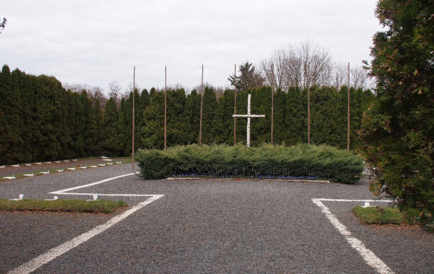 Pietně upravené místo s ostatky jugoslávských a italských partyzánů (duben 2015, foto: V. Kemenny)