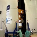Ukládání satelitu Sentinel-2B do rakety (foto: ESA)