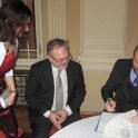 Tereza Šimečková, Michal Jordan a děkan MFF UK prof. Jan Kratochvíl při podpisu darovací smlouvy (foto: Martin Vlach)