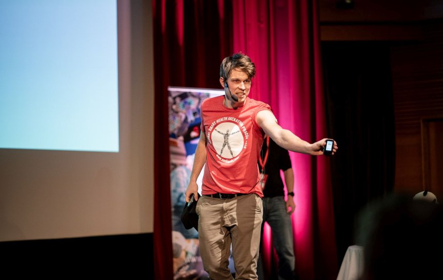 Josef Ondřej během prezentace (foto: CEE Hacks)