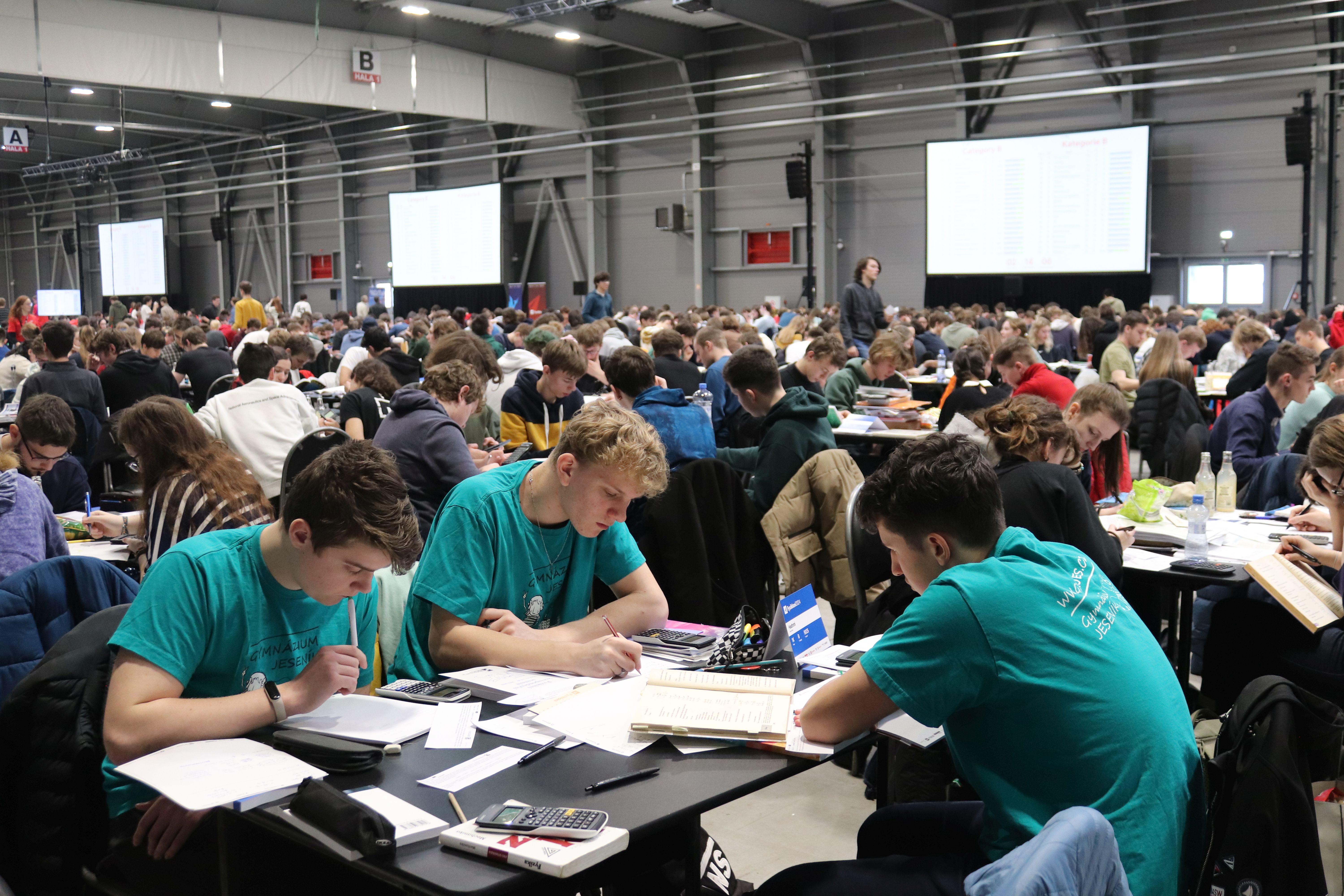 Středoškoláci z celého světa poměřili v Praze síly ve fyzice 