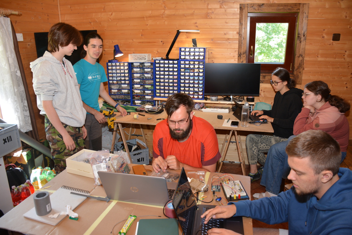 Intenzivní práce na projektech v elektrolabu (foto: Jaroslav Reichl)