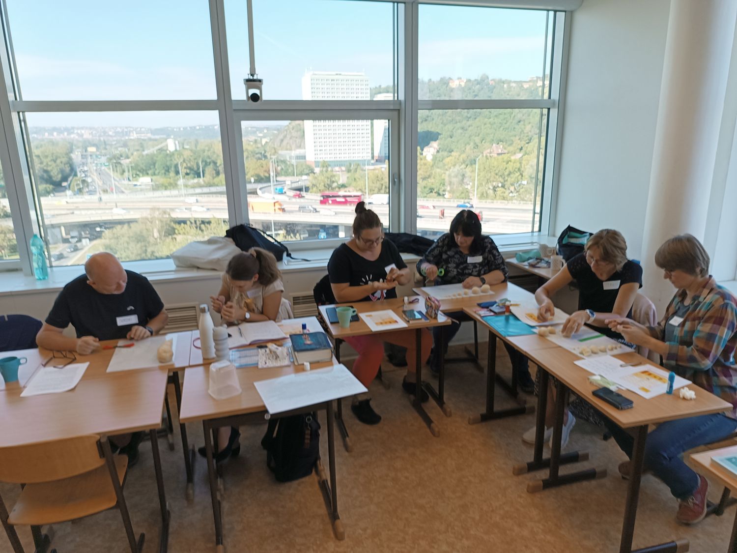 Účastníci kurzu Fyzika mikrosvěta – základy se snaží „prostříhat a promodelovat“ až k atomu – na vlastní ruce tak zjistili, jak velkou část této „cesty“ lze ve třídě zvládnout