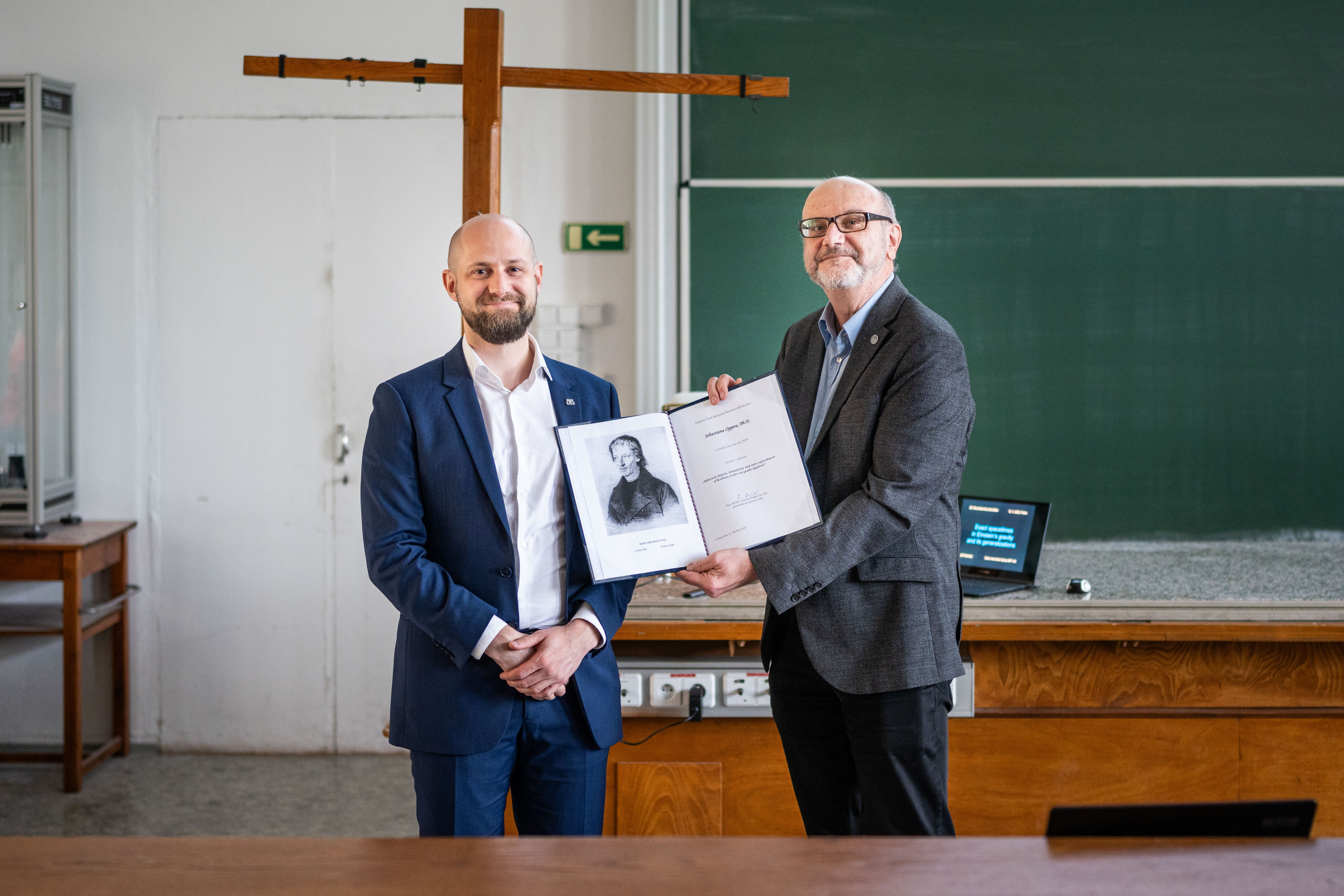 Sebastian Opper přebírá ocenění NFBB od děkana doc. Mirko Rokyty (foto: Tomáš Rubín)