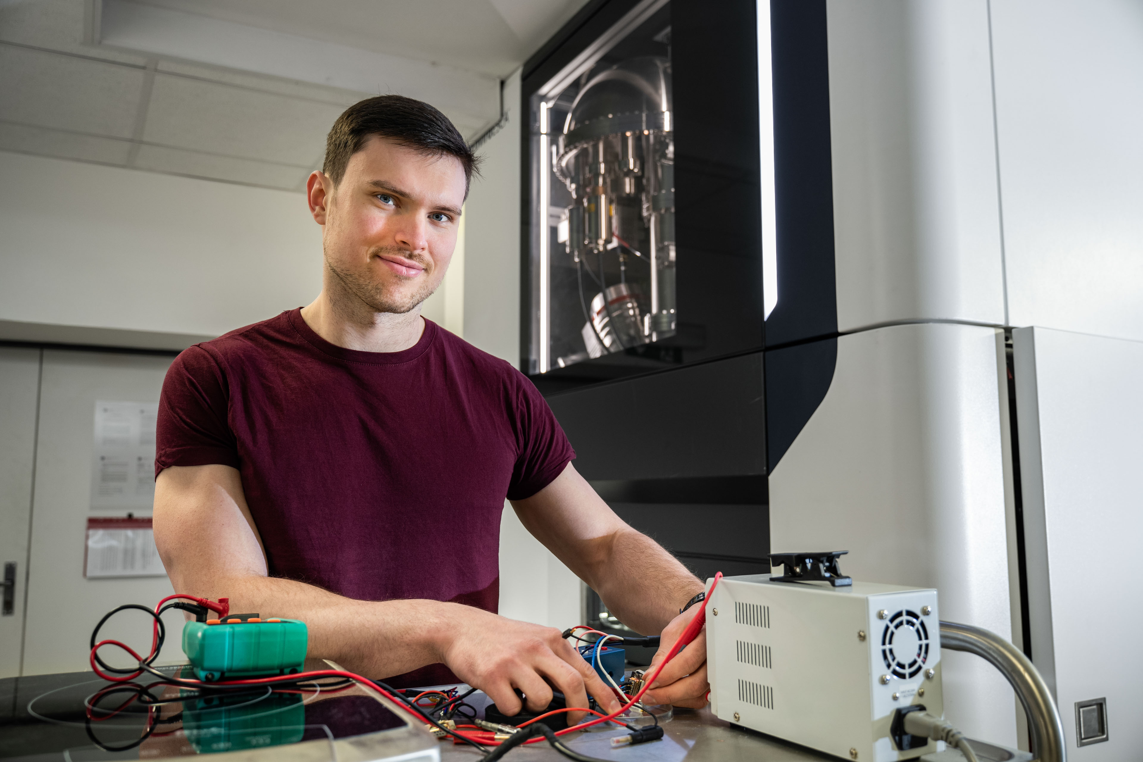 Tomáš Hrbek ve své laboratoři na Katedře fyziky povrchů a plazmatu MFF&nbsp;UK (foto: Tomáš Rubín)