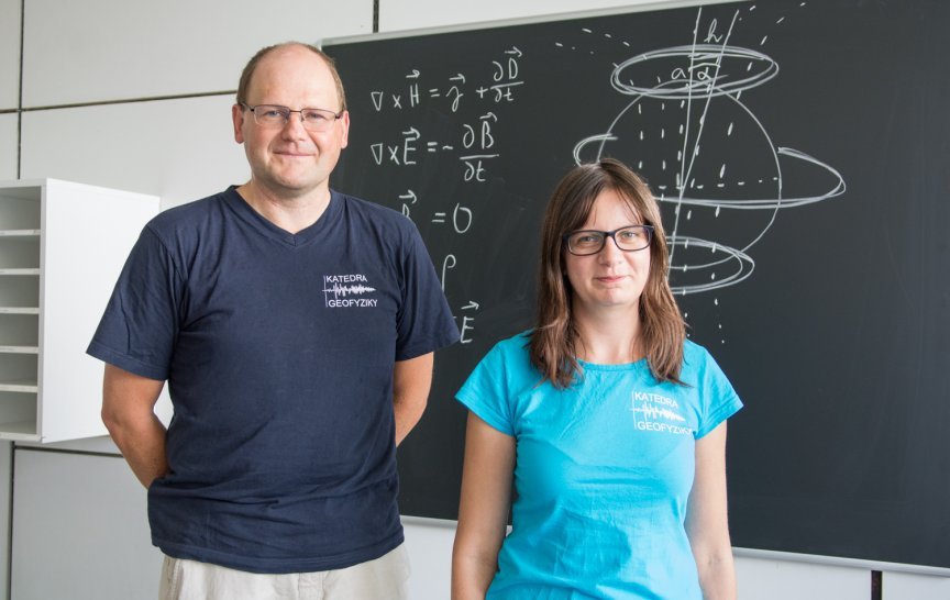 Dr. Jakub Velímský a dr. Ľubica Valentová, kteří se podílejí na projektu Swarm DISC (foto: Svoboda)
