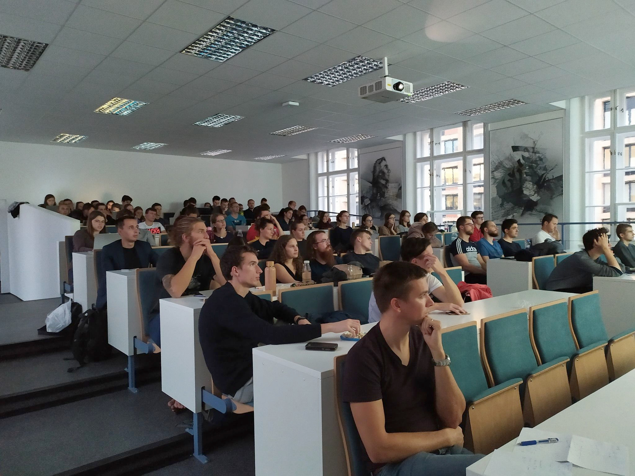 Sledování živého streamu v karlínské posluchárně (foto: MPN)