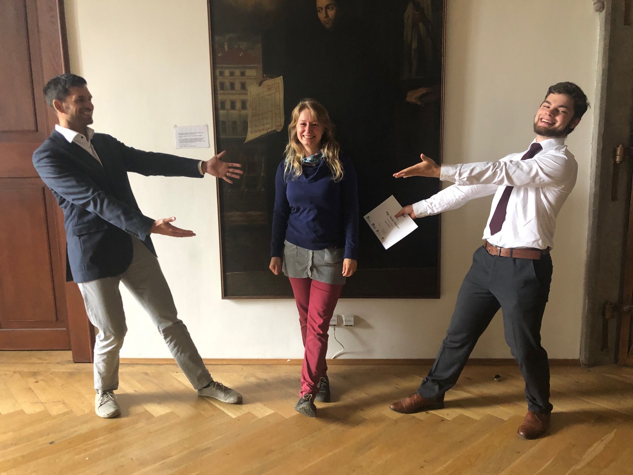 Garant za MFF&nbsp;UK Ondřej Bojar, koordinátorka projektu Julie Kovaříková a absolvent programu Václav Maixner (foto: prg.ai)