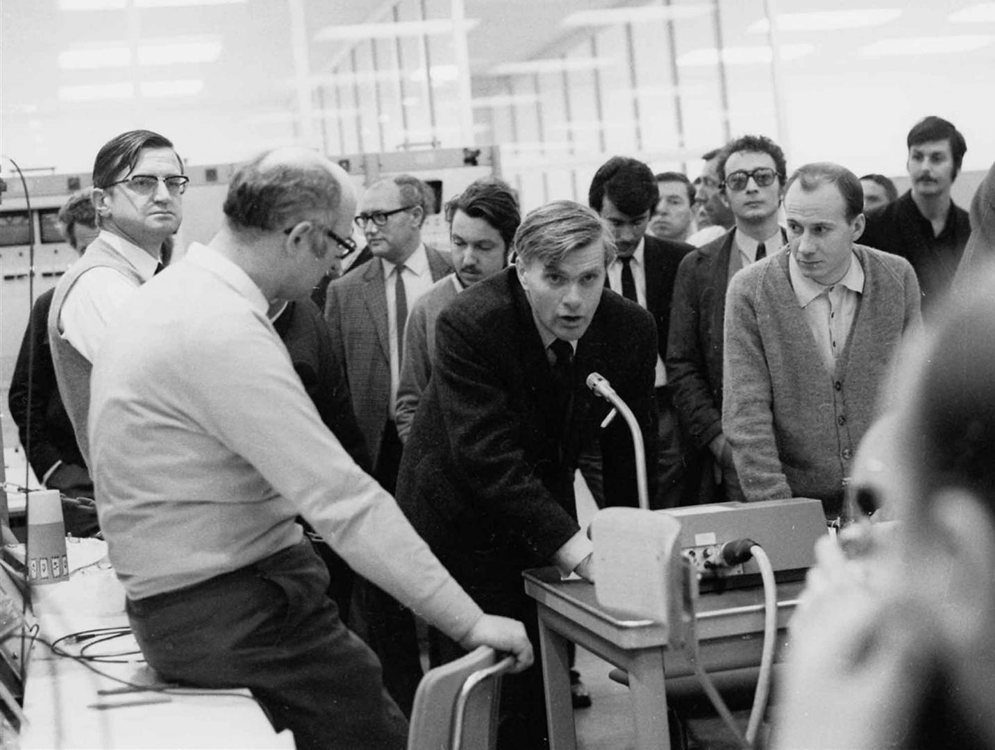 Hlavní konstruktér Kjell Johnsen oznamuje první zaznamenanou srážku protonů (foto: CERN)