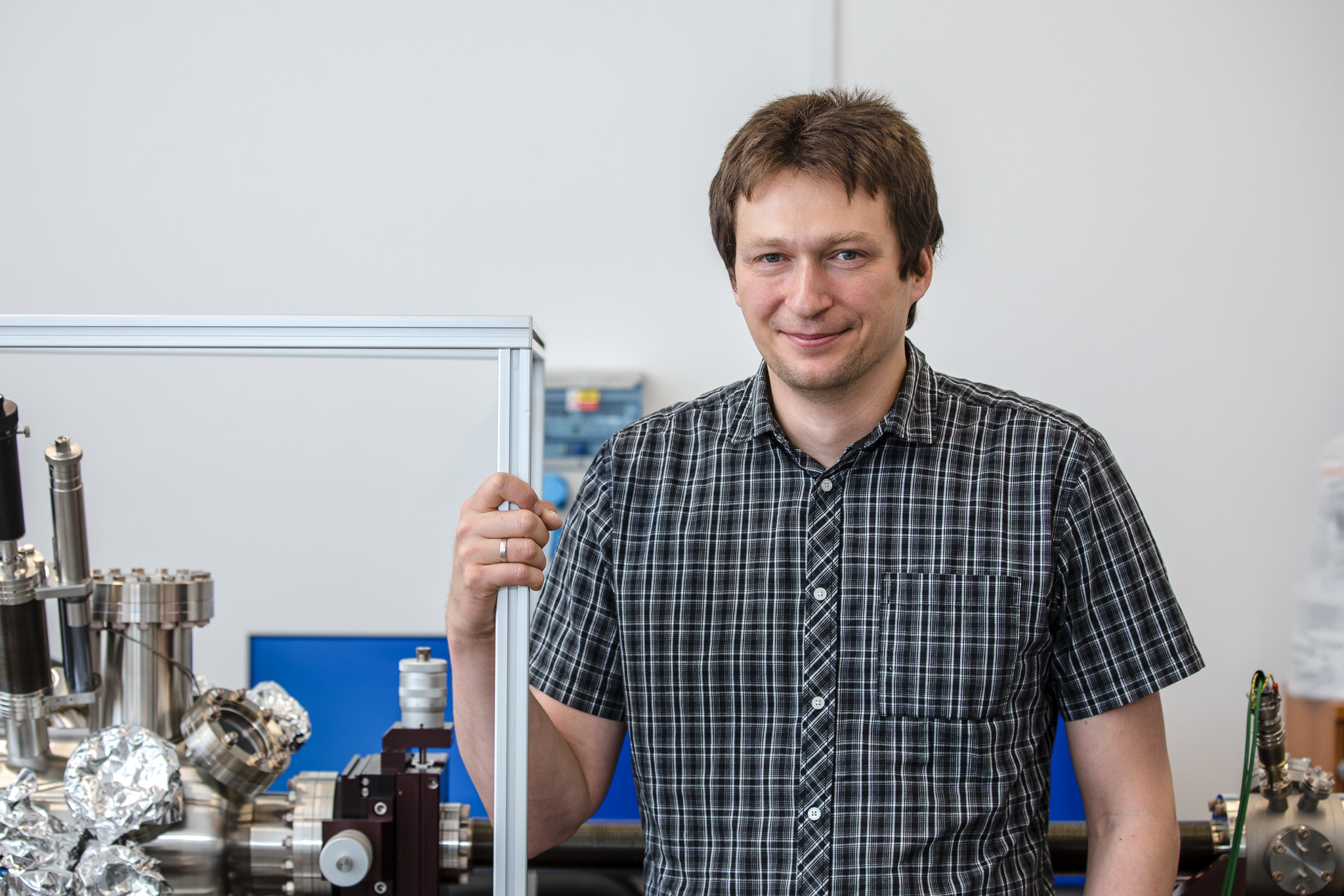 Doc. Martin Setvín u skenovacího tunelového mikroskopu: „Jeho základem je vakuová komora, kde dokážeme povrchy udržet čisté. Hlavní analytická metoda je nekontaktní AFM, která běží na základní teplotě kapalného helia, tzn. zhruba 4,2 K. Nízkou teplotu používáme především k tomu, abychom získali stabilitu, zbavili se teplotního driftu, kontaminace a abychom měli na experiment dostatek času.“     
