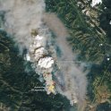 Satelitní snímek pyrocumulonimbů nad Kanadou v letošním roce (obrázek: NASA) 
