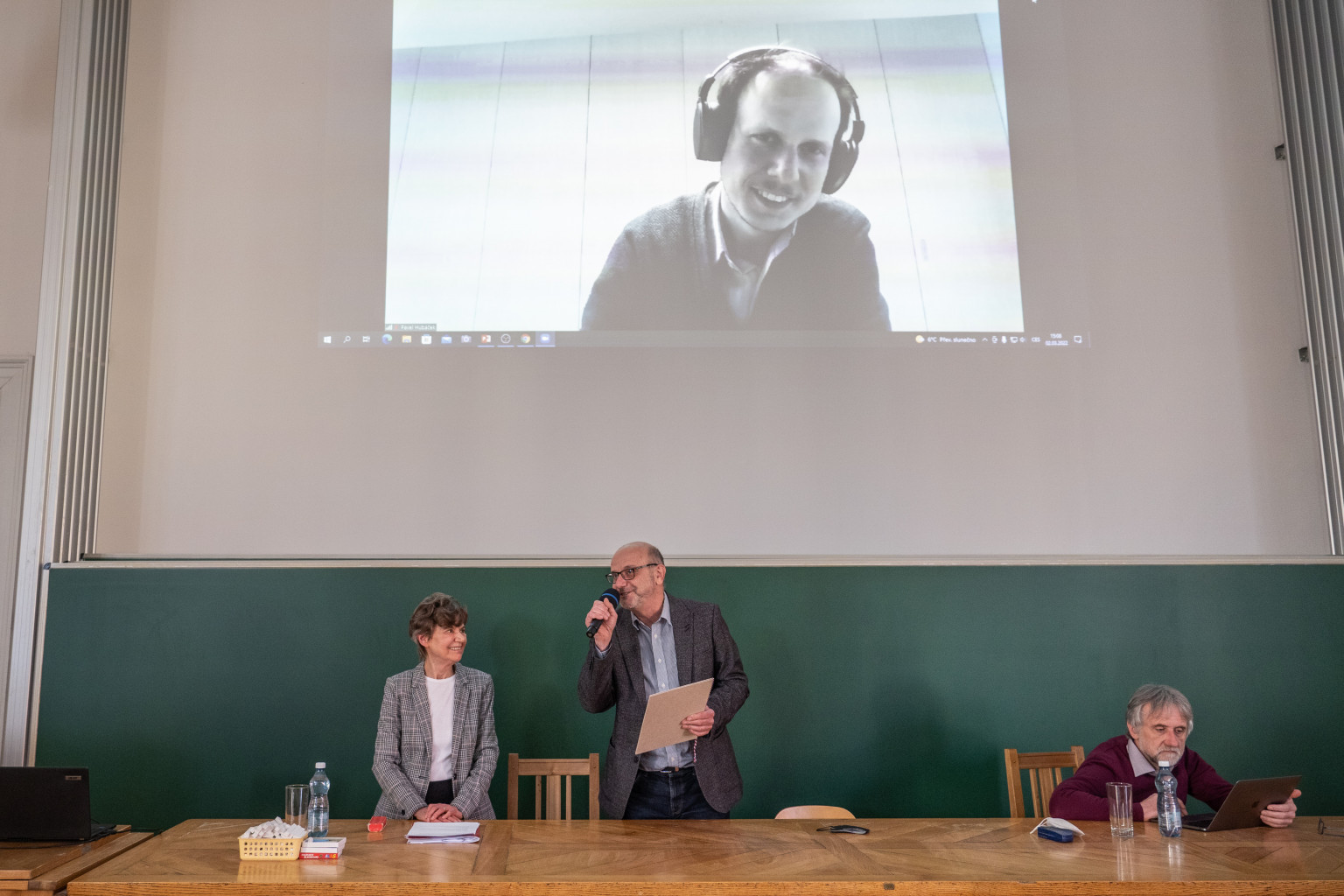 Pavel Hubáček „přebírá“ na dálku ocenění od Nadačního fondu Bernarda Bolzana (foto: Tomáš Rubín)