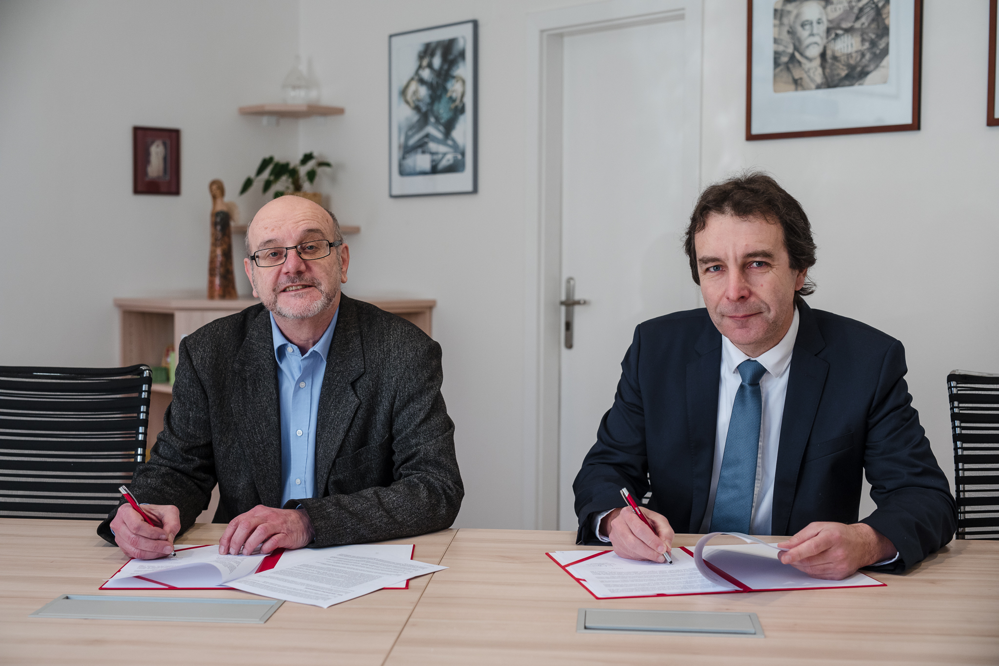 Člen představenstva Allianz Josef Lukášek a děkan fakulty Mirko Rokyta při podpisu partnerské smlouvy v lednu letošního roku (foto: Tomáš Princ)