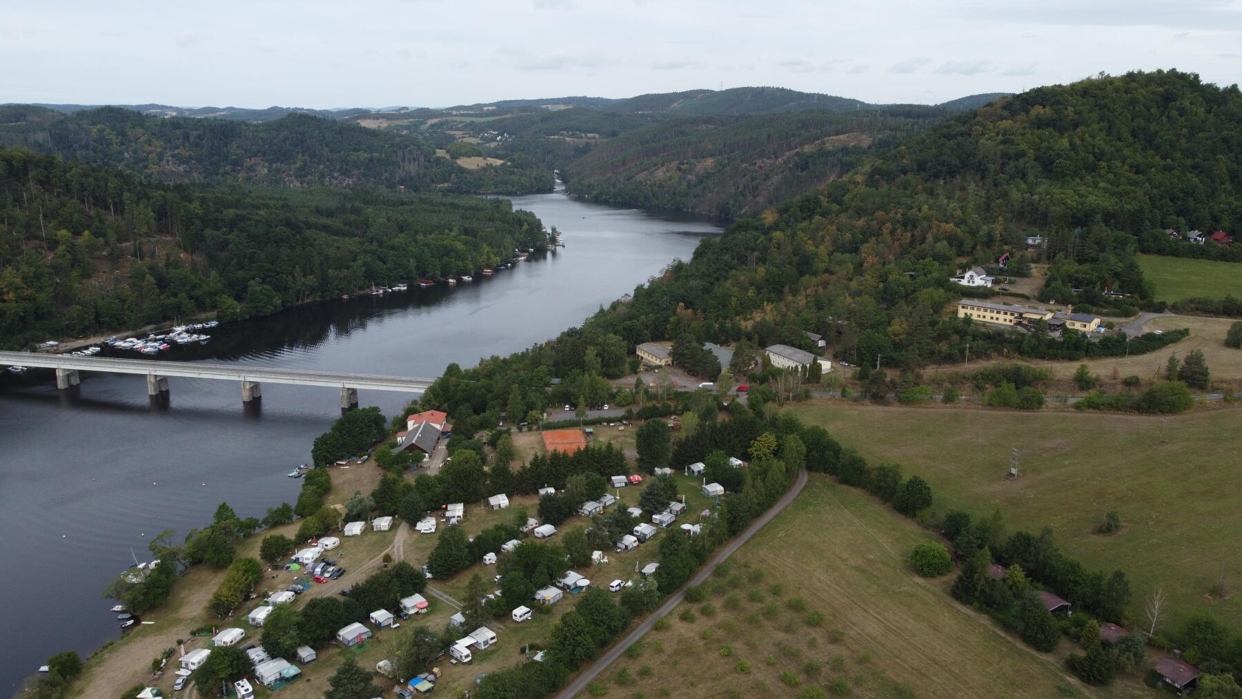 LMFS se konalo v Hořovické chatě (žlutá budova zcela vpravo) na Slapech