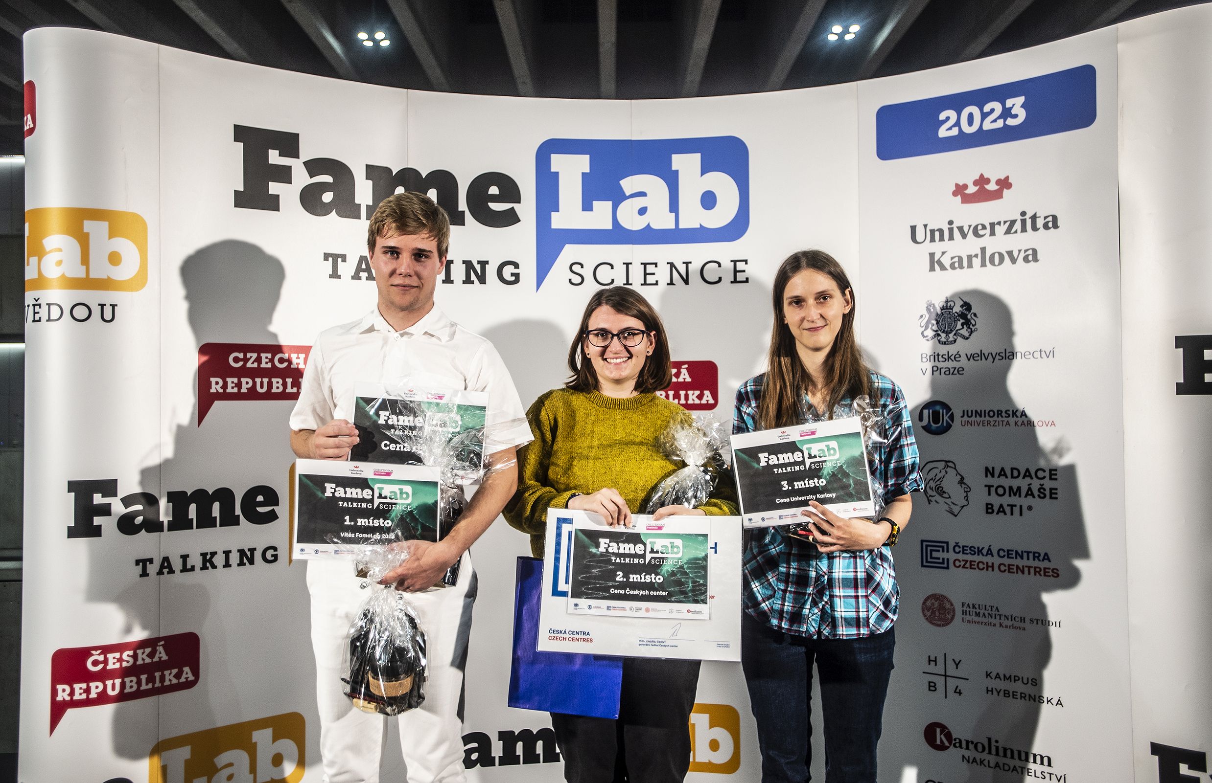 Vítězové národního finále: 1. místo a Cena diváků Marek Brousil (LFP UK), 2. místo Tereza Pavlíková (PřF MU v Brně), 3. místo Zuzana Procházková (MFF&nbsp;UK; foto: Vladimír Šigut)
