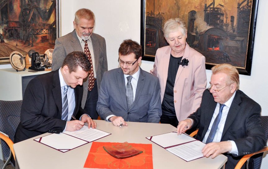 Slavnostní podpis smlouvy mezi MFF&nbsp;UK a MSE, Clausthal. Zleva: M.Sc. V.-D. Neubert, doc. B. Smola, prod. M. Vlach, doc. I. Stulíková, prof. V. Neubert