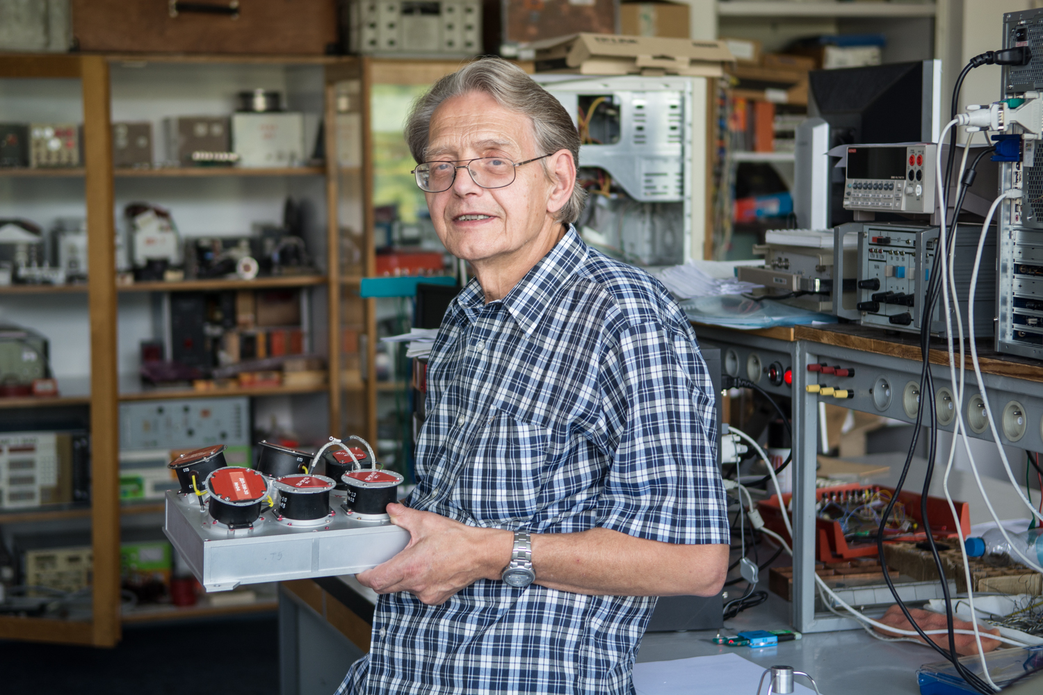 Mezi námi: Kolik kilogramů Matfyzu létá ve vesmíru?