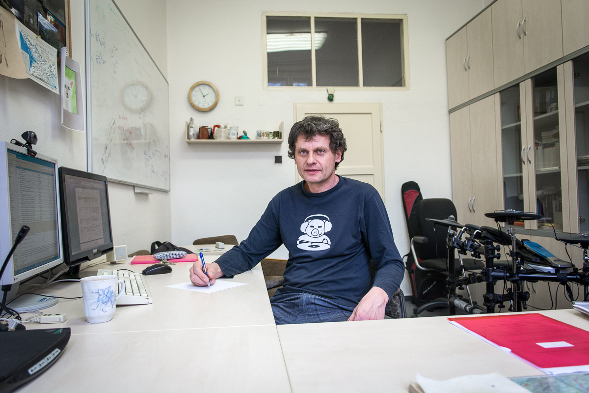 Mezi námi: Vysoká škola versus Akademie věd - které prostředí je pěstování vědy příznivěji nakloněno?