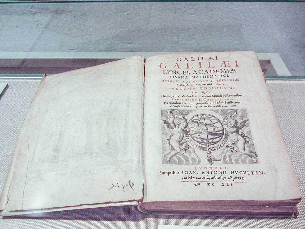 Foto č. 2 - Dialog o dvou největších systémech světa, ptolemaiovském a koperníkovském, Florencie, 1632. Keplerovo muzeum, Řezno (foto: M. Vlach)