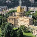 Foto č. 5 - Radio Vatikán, které spolubudoval Guglielmo Marconiho. Budovu nelze přehlédnout. Pohled ze střechy chrámu sv. Petra v Římě (foto: M. Vlach).
