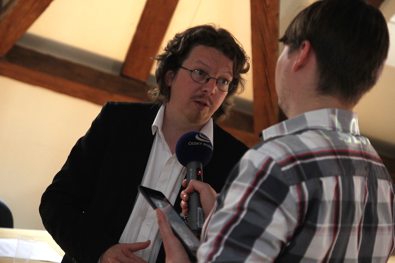 Atentát přichází do škol