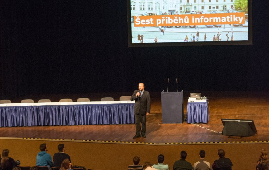 Den otevřených dveří na MFF&nbsp;UK 2015 - děkan fakulty prof. Jan Kratochvíl