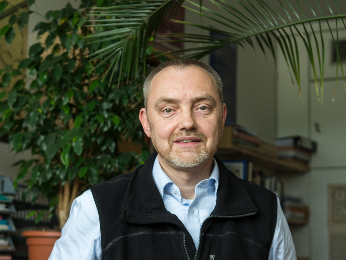 Mezi námi: Jak pozná teoretický fyzik, zda výsledky jeho bádání jsou správné?