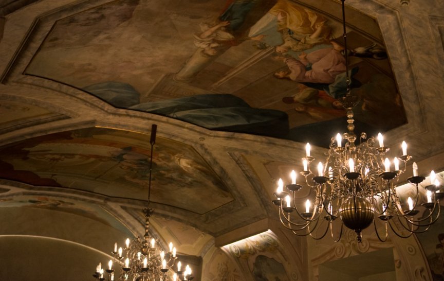 Z Muzejní noci 2014 - I takto nádherně vyzdobený strop uvidíte na Matfyzu