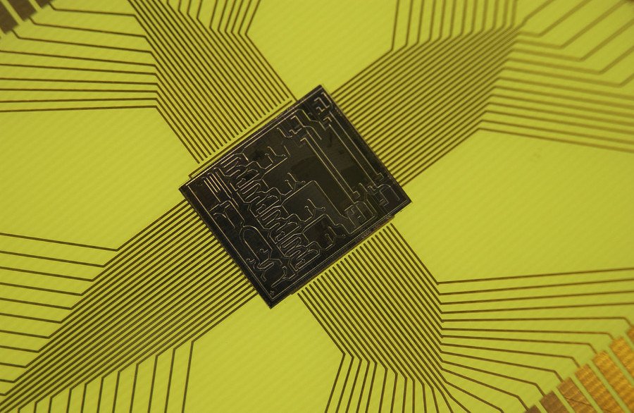 Aktualita z fyziky: Světlo tlačí kapalinu směrem vzhůru