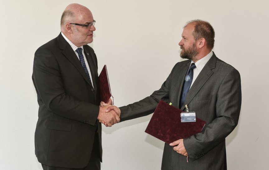 Ze dne podpisu partnerské smlouvy mezi MFF&nbsp;UK a ČSOB (zleva předseda představenstva ČSOB a vrchní ředitel pro oblast Retail Ing. Petr Hutla a děkan MFF&nbsp;UK prof. Jan Kratochvíl (foto: ČSOB)