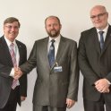 John Arthur Hollows, generální ředitel a předseda představenstva ČSOB, prof. Jan Kratochvíl, děkan MFF&nbsp;UK, a Ing. Petr Hutla, předseda představenstva ČSOB a vrchní ředitel pro oblast Retail (zleva; foto: ČSOB)