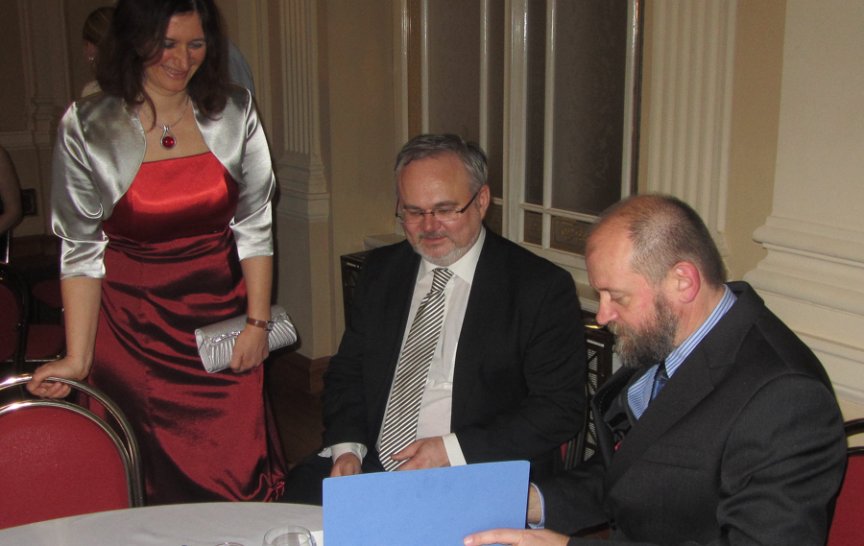 Tereza Šimečková, Michal Jordan a děkan MFF&nbsp;UK prof. Jan Kratochvíl při podpisu darovací smlouvy (foto: Martin Vlach)