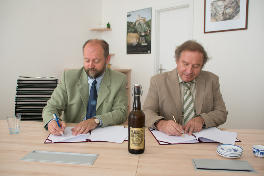 Podpis partnerské smlouvy mezi MFF&nbsp;UK a VÚPS