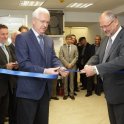 Otevírání nového pracoviště cyklotronu TR24 - Vlevo prof. Jiří Drahoš, předseda AV ČR, vpravo Petr Lukáš (foto: archiv Petra Lukáše)