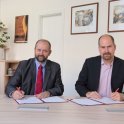 Děkan MFF&nbsp;UK prof. Jan Kratochvíl (vlevo) a výkonný ředitel CZ.NIC Ondřej Filip (foto: Svoboda)