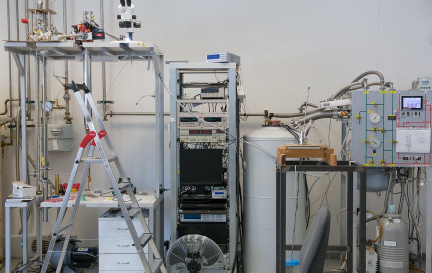 Společná laboratoř pro magnetická studia MFF&nbsp;UK a FZÚ AV ČR v Kryogenním pavilonu MFF&nbsp;UK v pražské Troji, kde působí i tým doc. Kalbáčové Vejpravové (foto: Svoboda)