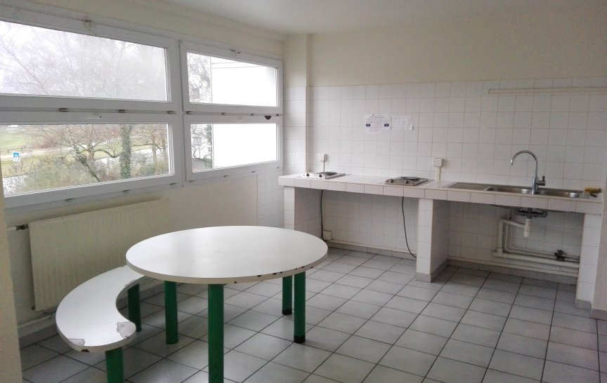 Polovina kuchyně na patře, vybavením moc neoplývá (foto: T. Uhlířová)