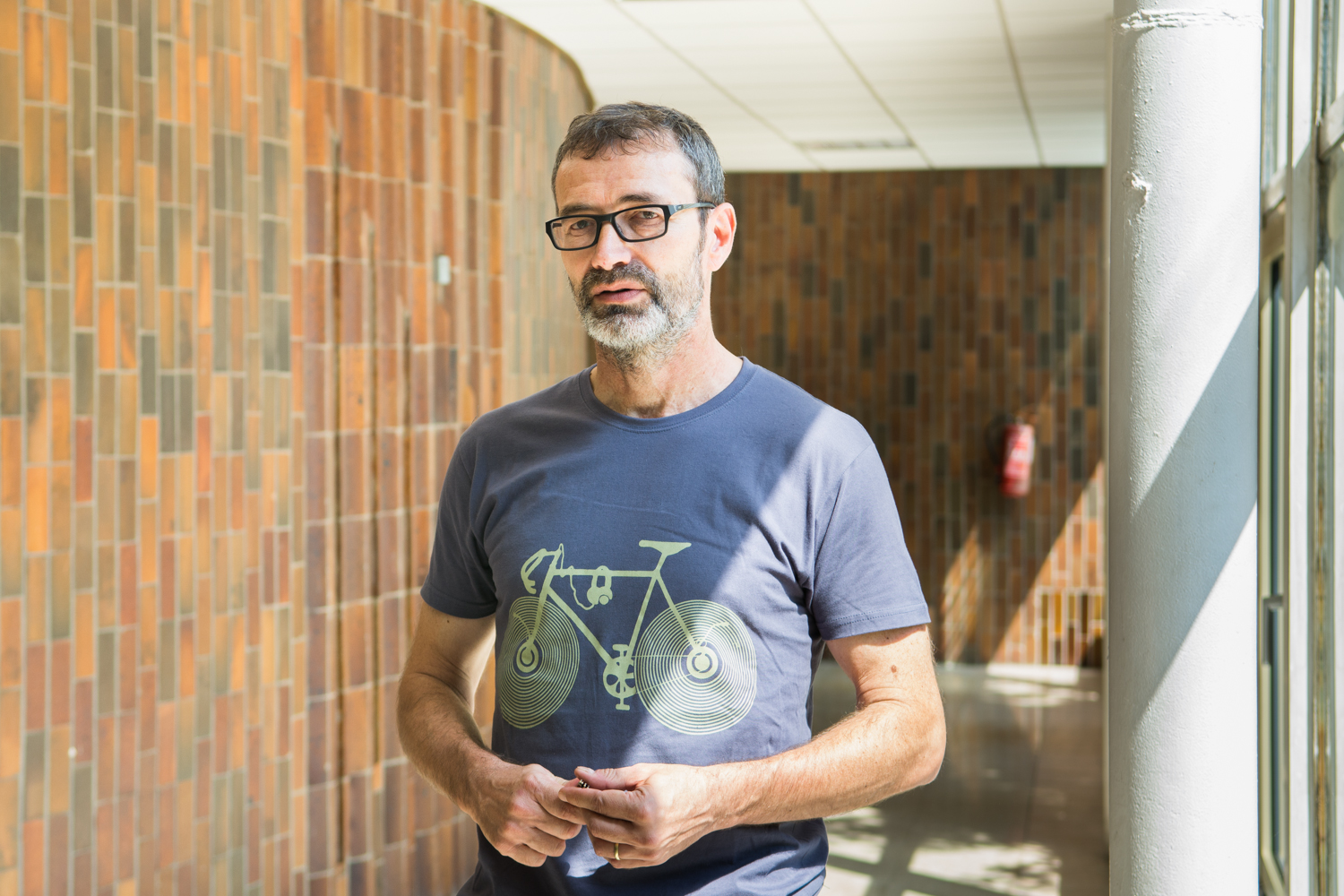 Mezi námi: Existuje druhá strana černé díry?