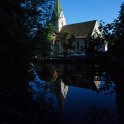 Kostelní věž u kláštera v Blaubeurenu se zrcadlí ve druhém nejvydatnějším krasovém prameni Německa, Blautopfu (foto: T. Nagy)
