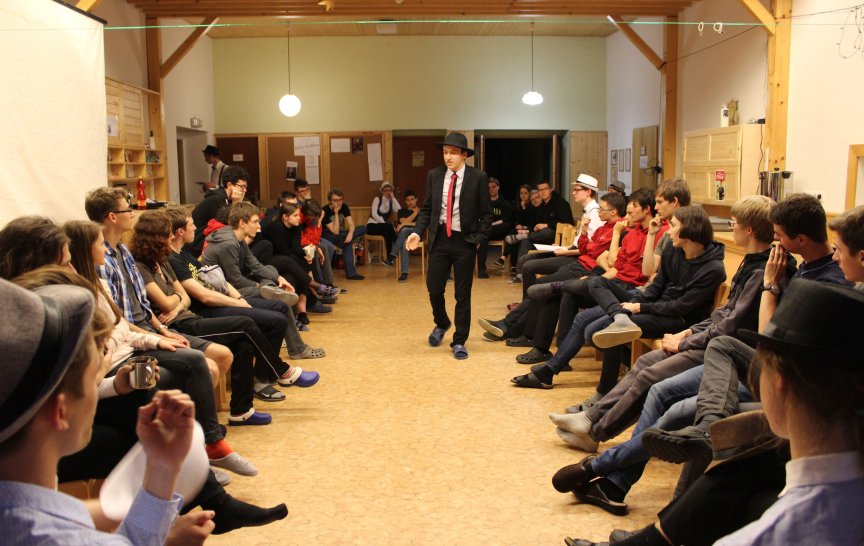 První večer se imigranti seznámili se členy mafiánských rodů, a hlavně mezi sebou navzájem (foto: FYKOS)