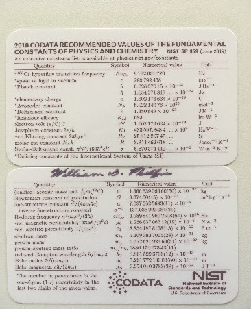 Suvenýr - Kartička fyzikálních konstant s autogramem Williama Phillipse, laureáta Nobelovy ceny a jednoho z autorů nové soustavy jednotek SI (foto: archiv J. Kratochvíla)