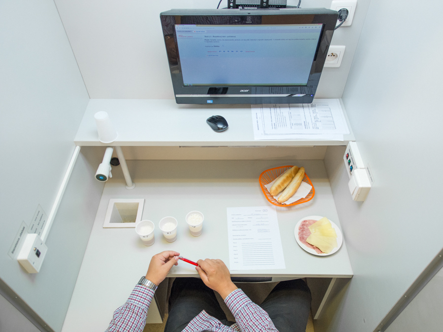 Hodnocení piv se ujaly dva panely, jeden složený z profesionálů VÚPS, druhý pak ze studentů a zaměstnanců Matfyzu (Foto: Svoboda)