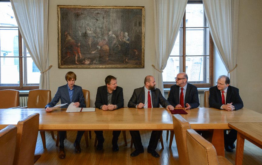Ze slavnostního setkání v Karolinu - zleva Anton Tyutin a Libor Winkler, zástupci RSJ, a Jan Kratochvíl, Mirko Rokyta a Jiří Sgall z MFF&nbsp;UK  (foto: Hrabáková)