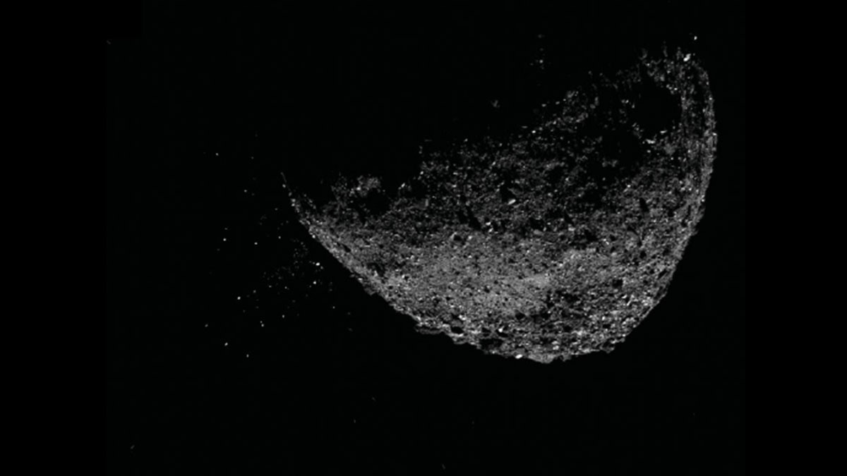 Aktualita z fyziky: Asteroid Bennu chrlí do vesmíru hmotu