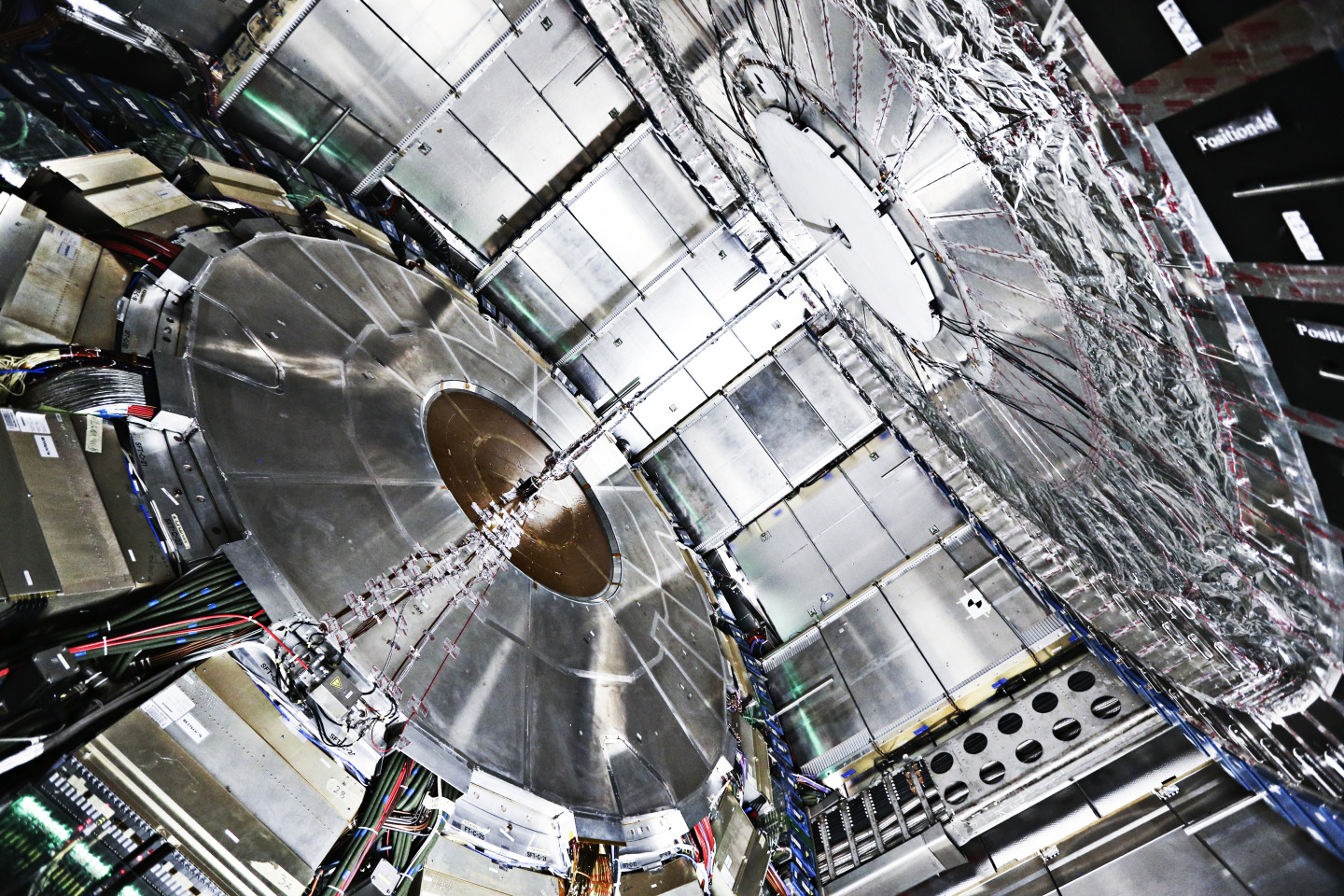 ATLAS prezentoval důkazy o produkci čtyř top kvarků