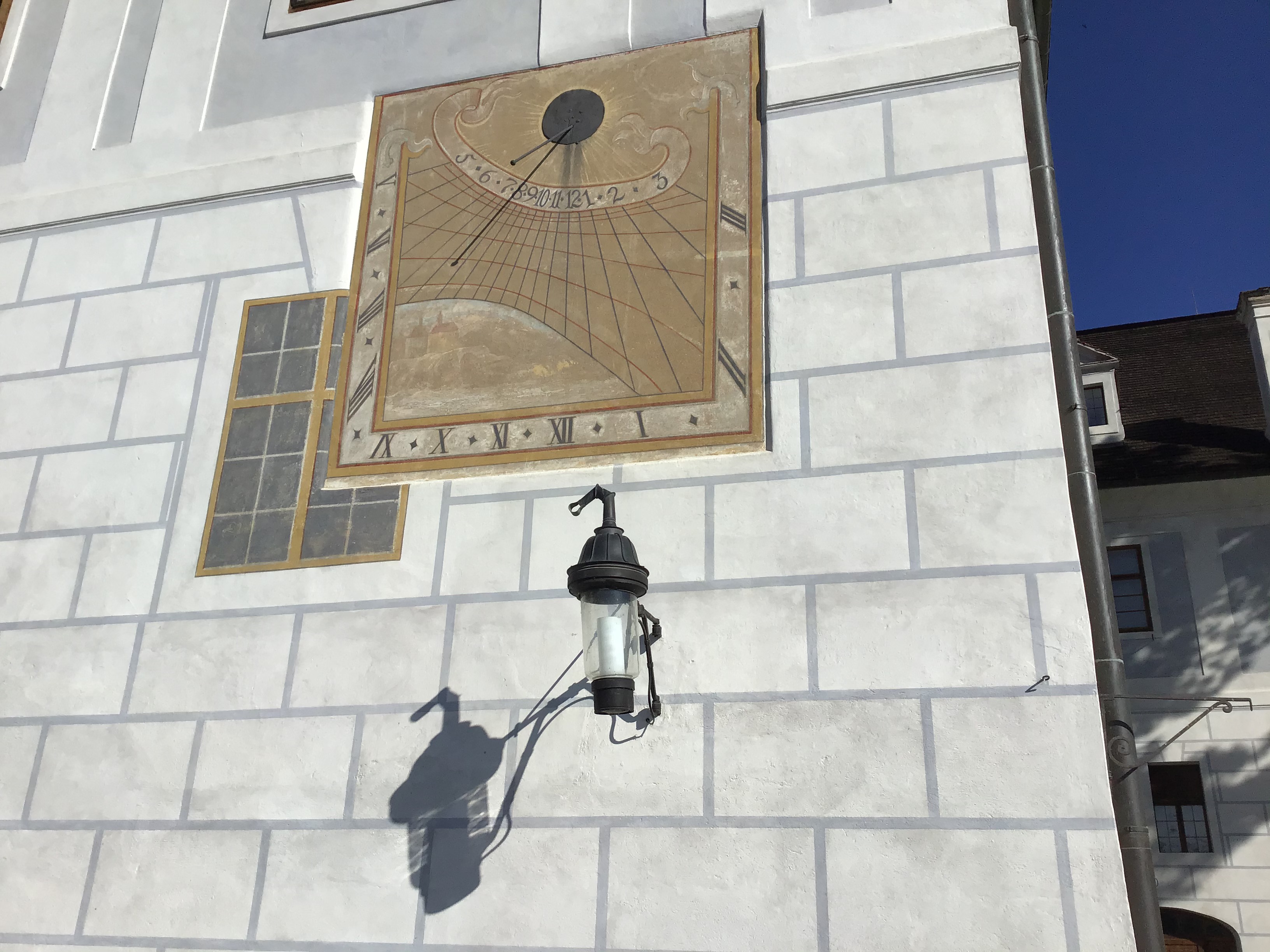 Sluneční hodiny na barokním divadle v Českém Krumlově (foto: Šárka Adamcová)