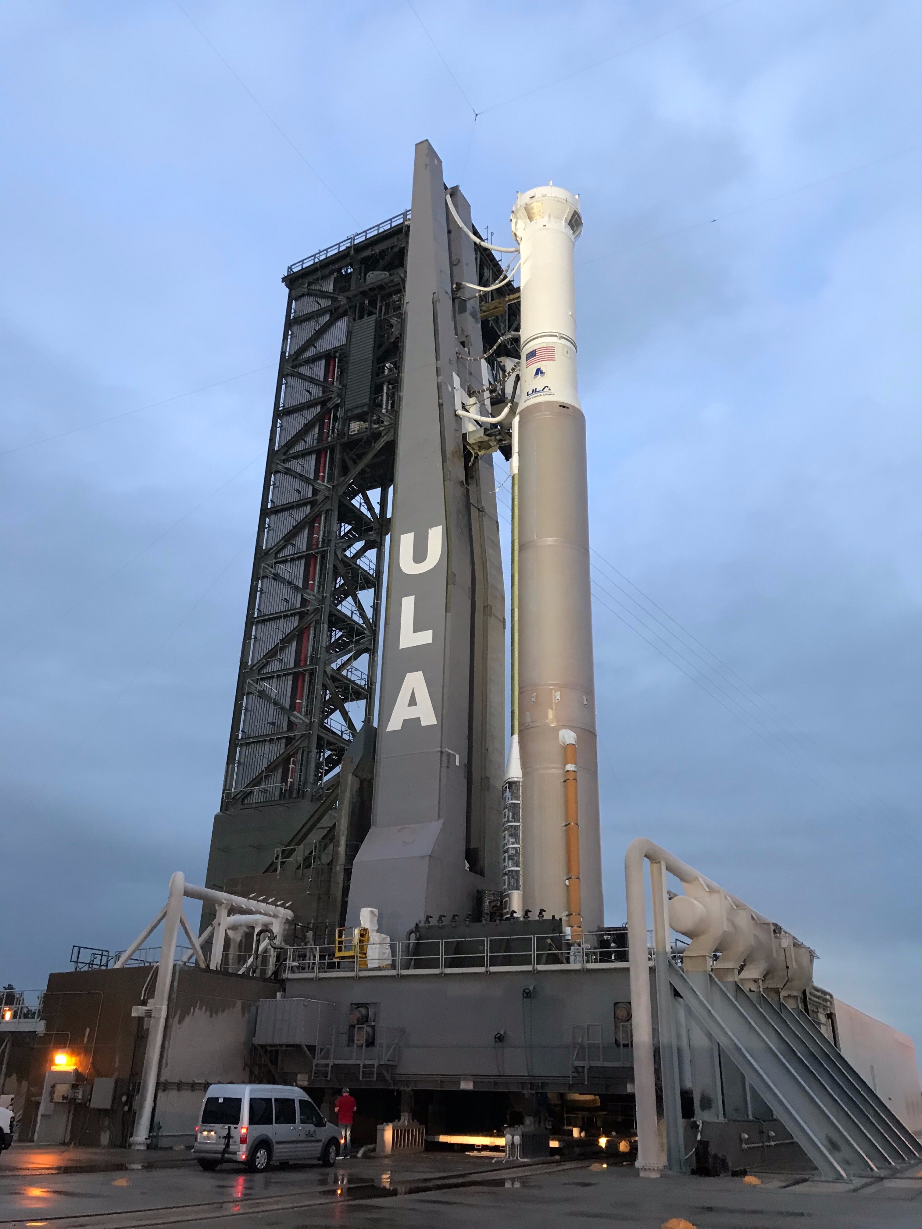 Raketa Atlas V během testů plnění palivem na startovací rampě SL41 (foto: ULA)
