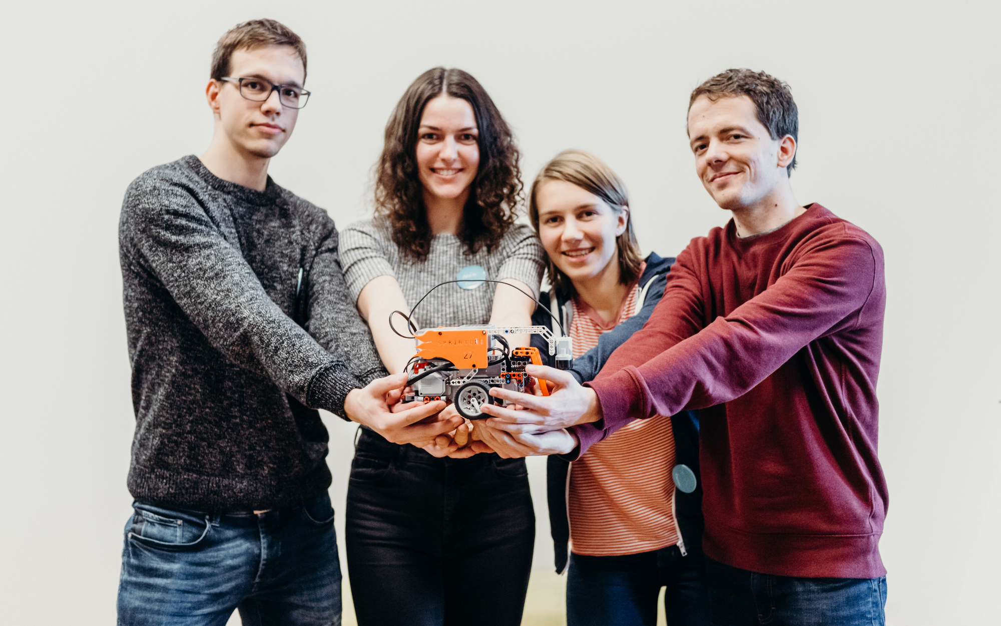 Tým studentů MFF&nbsp;UK a FS ČVUT vyhrál robotickou soutěž